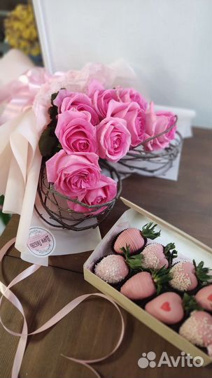 Розы и клубника