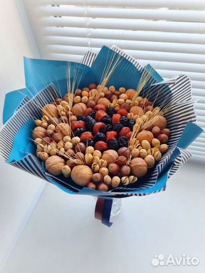 Букет из орехов и сухофруктов