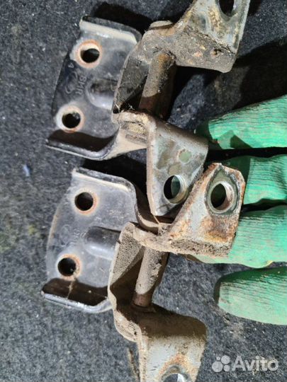 Петля двери задняя правая Hyundai Santa Fe classic