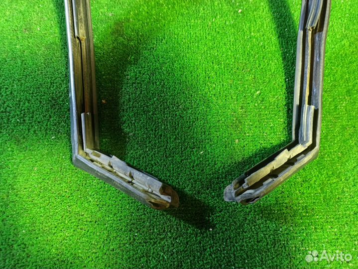 Уплотнитель стекла задней двери Nissan Primera