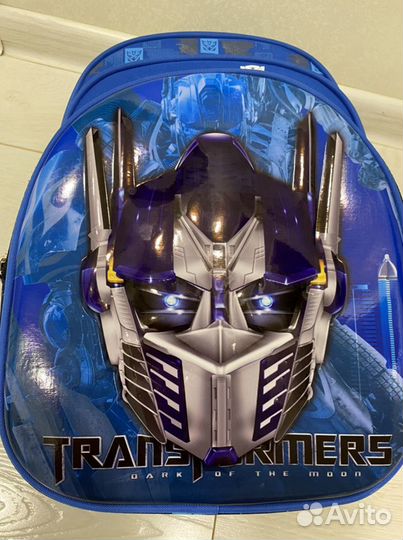 Новый рюкзак школьнику