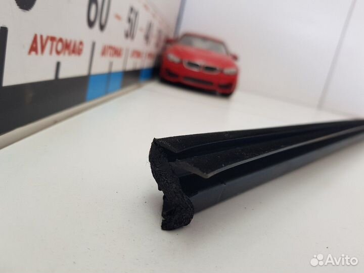 Уплотнитель стекла двери передний левый