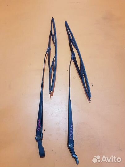 Поводок дворника на Renault Logan