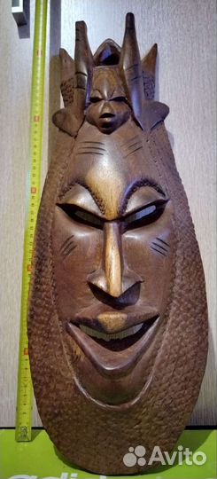 Африканская маска из дерева