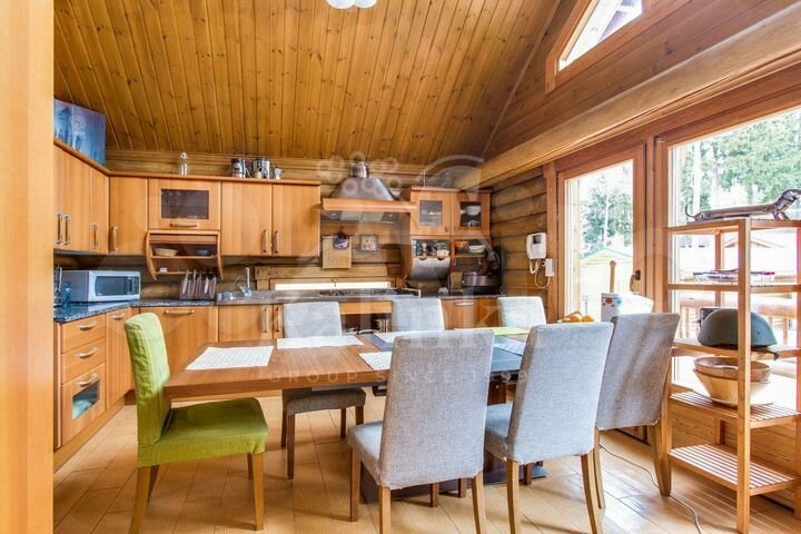 Дом 300 м² на участке 12 сот.