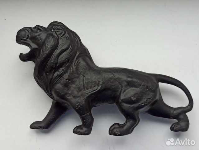 Старинная статуэтка. лев. литьё. не магнит