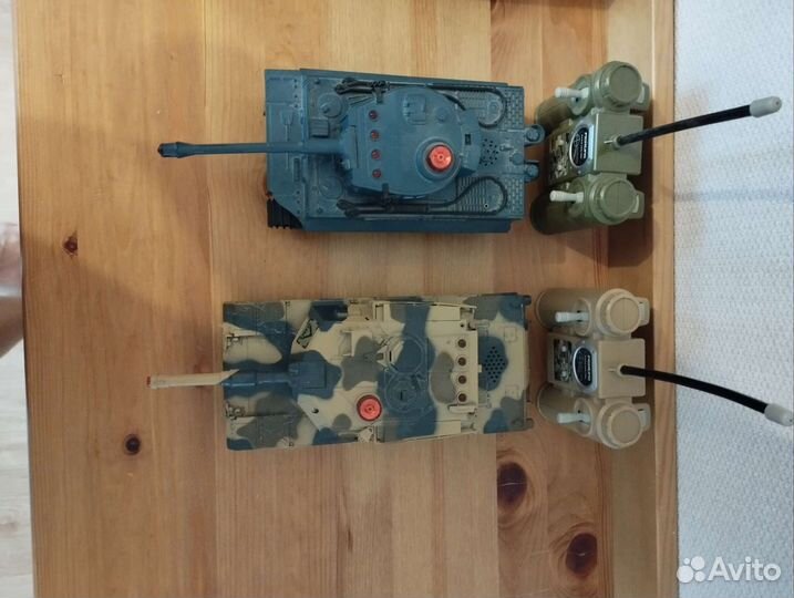 Игрушечные танки на пульте управления