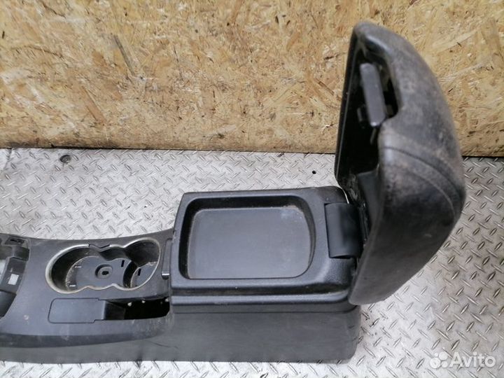 Подлокотник Geely Emgrand EC 7