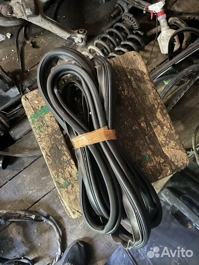 Уплотнитель крышки багажника Mercedes Benz GLC