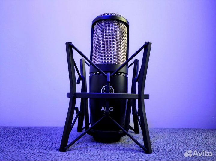 AKG P220