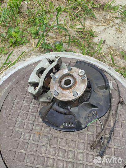 Передняя левая ступица в сборе с ссупортом