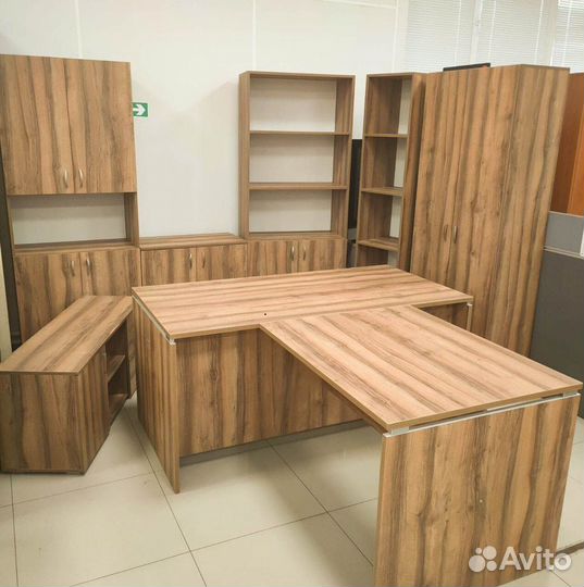 Шкафы и столы в офис