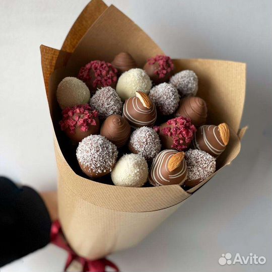 Клубника в шоколаде, розы, доставка цветов, букет