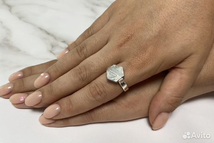 Кольцо с метеоритом