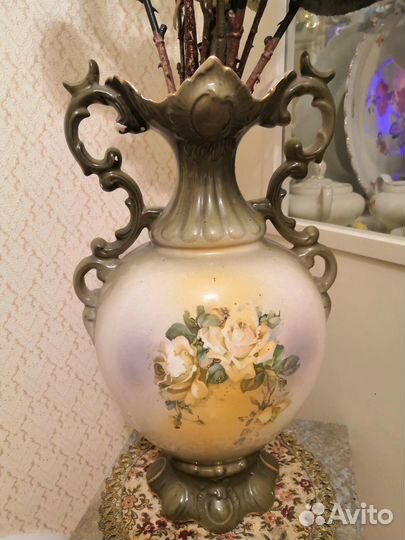 Антикварная ваза с цветами