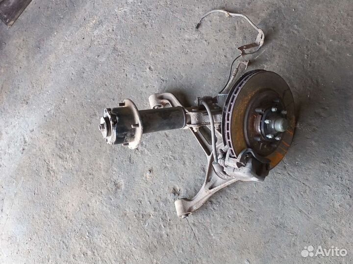 Suzuki grand vitara пр передний кулак 00-05 год