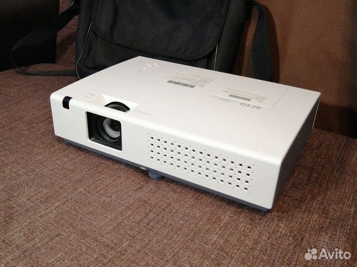 Аренда яркого проектора с экраном посуточно