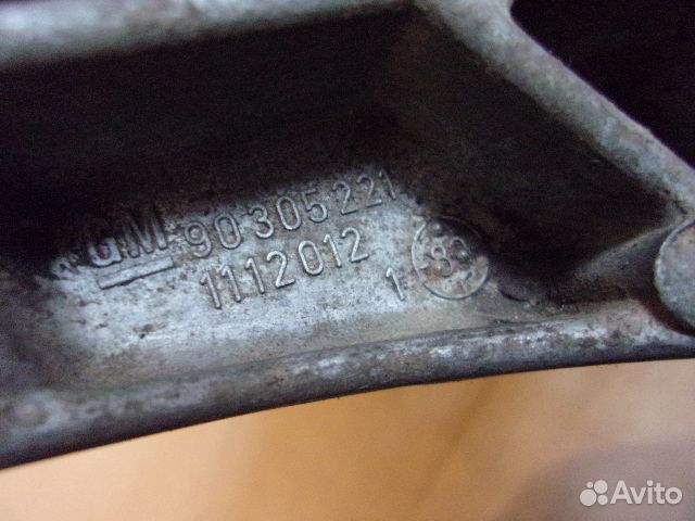 Опель Вектра А, 1.6 передний правый кронштейн