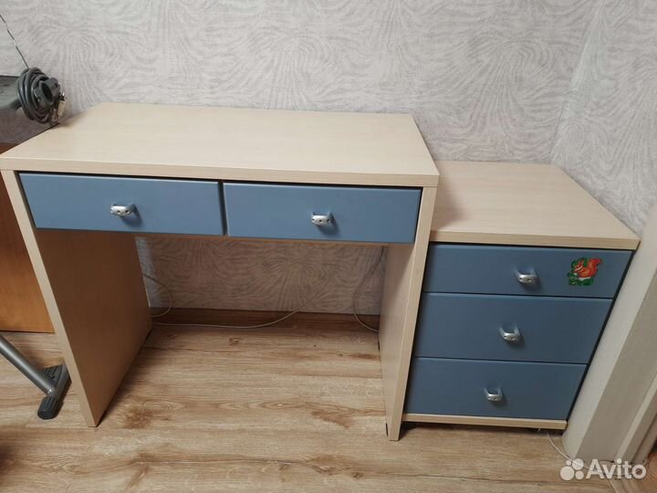 Гарнитур детский (пенал, стеллаж, стол, тумба)