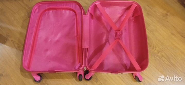Детский чемодан на колесиках