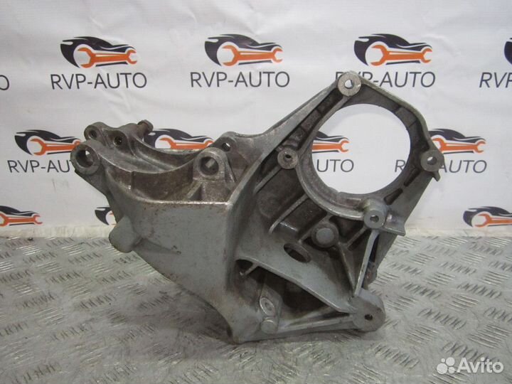 Кронштейн Volkswagen Passat B3 1988-1993