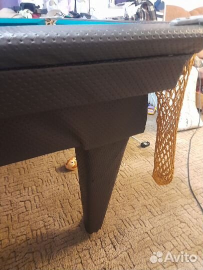 Бильярдный стол с шарами и кием