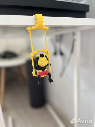 Игрушка-пчела из макси киндера