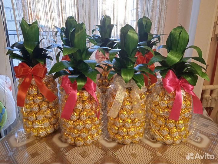 Ананас из конфет, сладкий подарок