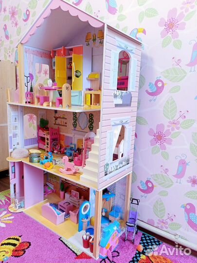 Кукольный домик с мебелью и куклами
