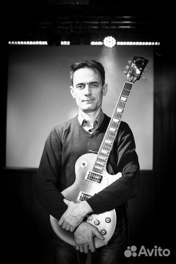 Гитарист на мероприятие. Золотая электрогитара