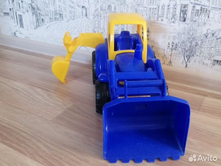 Трактор игрушка