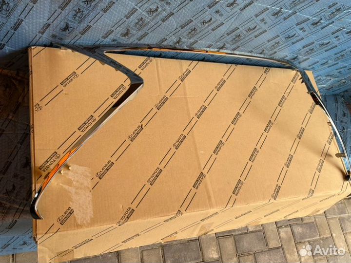 Молдинг решетки радиатора Lexus 2015-2017