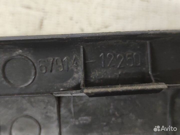 Накладка на порог салона передняя левая Toyota