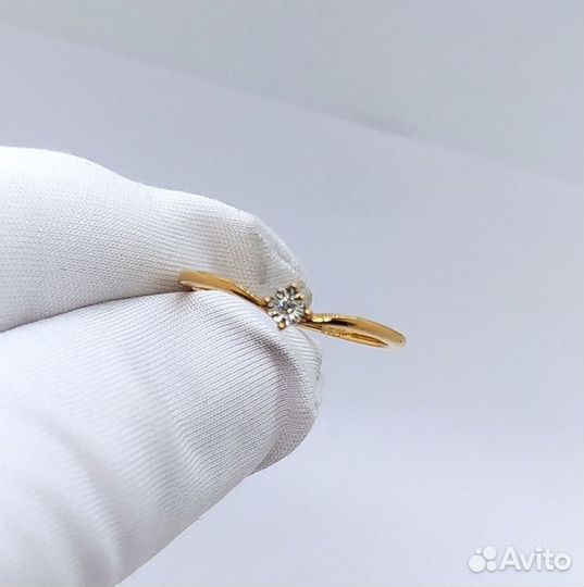 Золотое кольцо с бриллиантом 17р