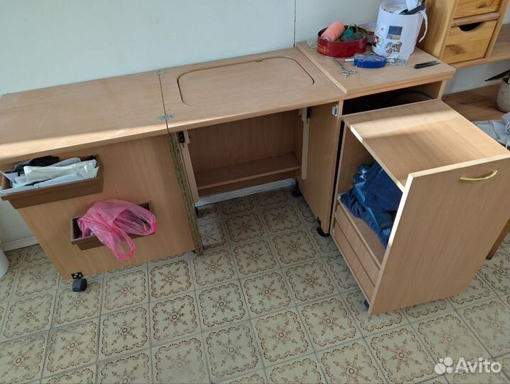 Швейный стол для швеи