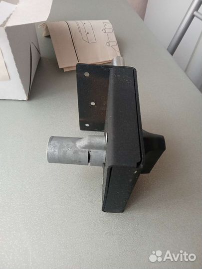 Замок дверной накладной