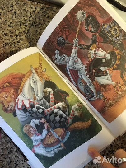 Книга «Алиса в зазеркалье»