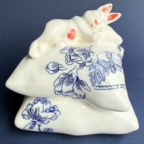 Фарфоровая статуэтка зайчик