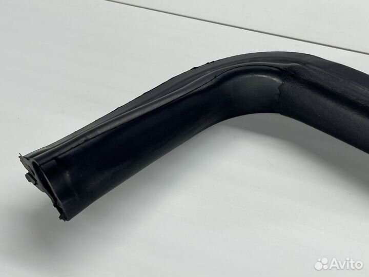 Уплотнитель капота левый BMW X3 E83 N52