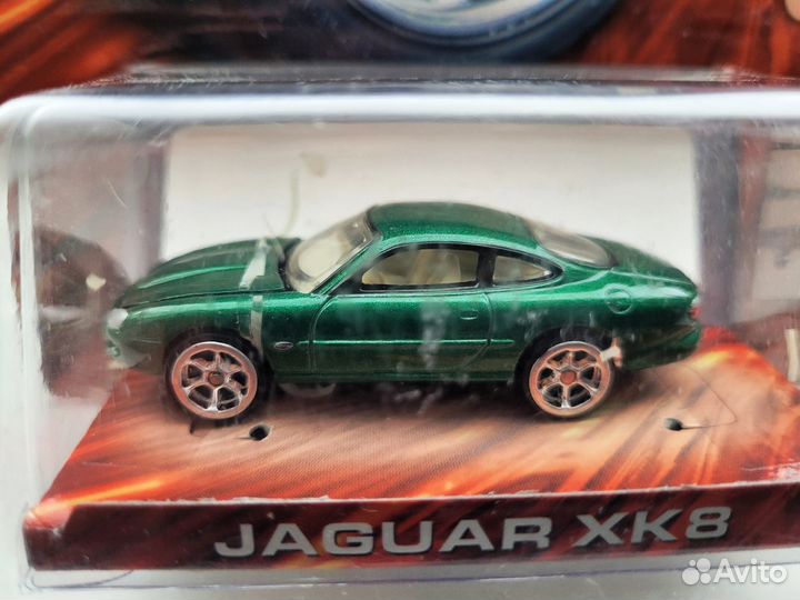 Hot Wheels Whips Cadillac Escalade и Jaguar XK8