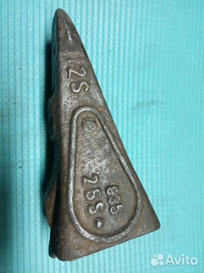 Зуб от ковша экскаватора японский ископаемый