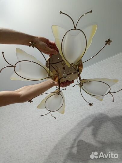 Болшая добротная люстра в гостинную