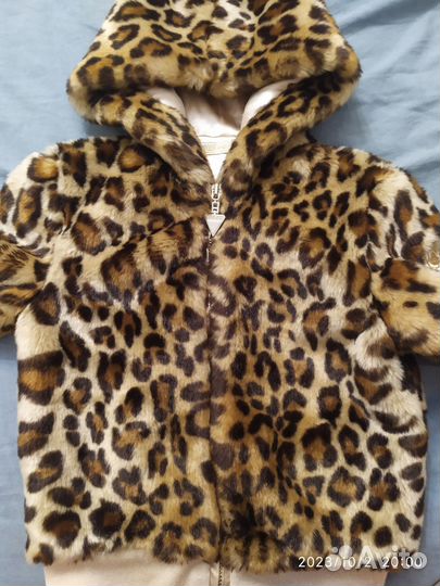 Курточка с капюшоном guess