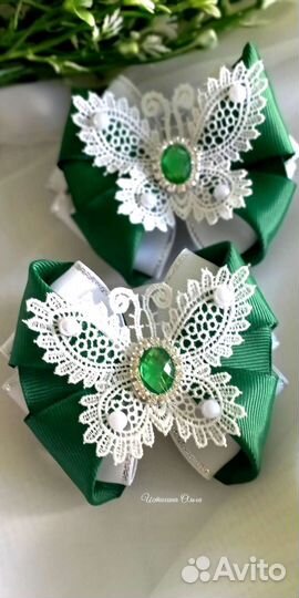 Бантики с кружевными бабочками под зелёную форму