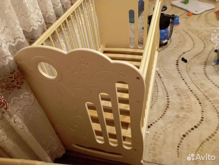 Детская кроватка с маятником