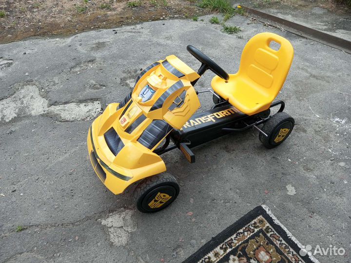 Детский автомобиль на педалях