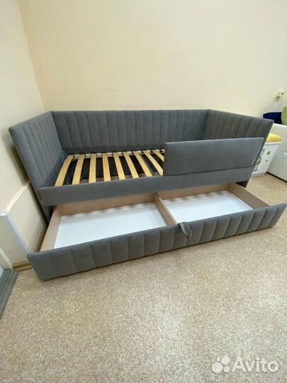 Детская кровать-диван с бортиком 3+