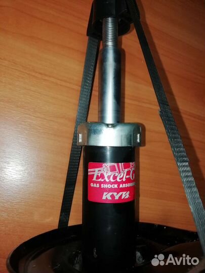 Стойка передняя правая газовая KYB 333417