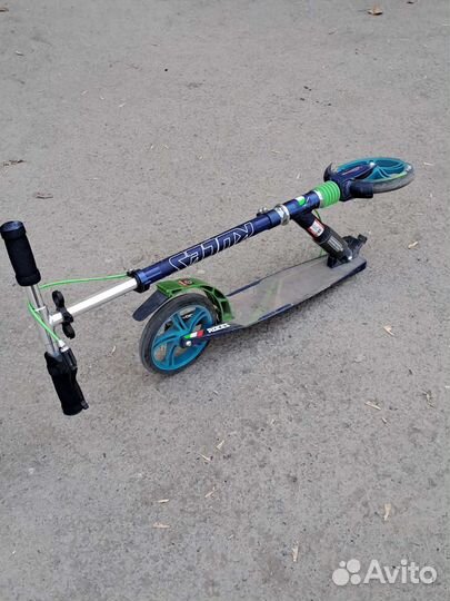 Двухколёсный самокат с ручным тормозом