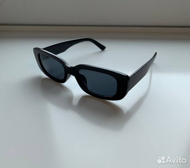 Чёрные солнцезащитные очки